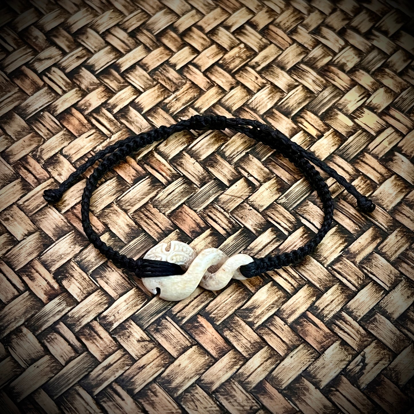 Koiwi Tohorā pikorua side carved bracelet (whale bone)