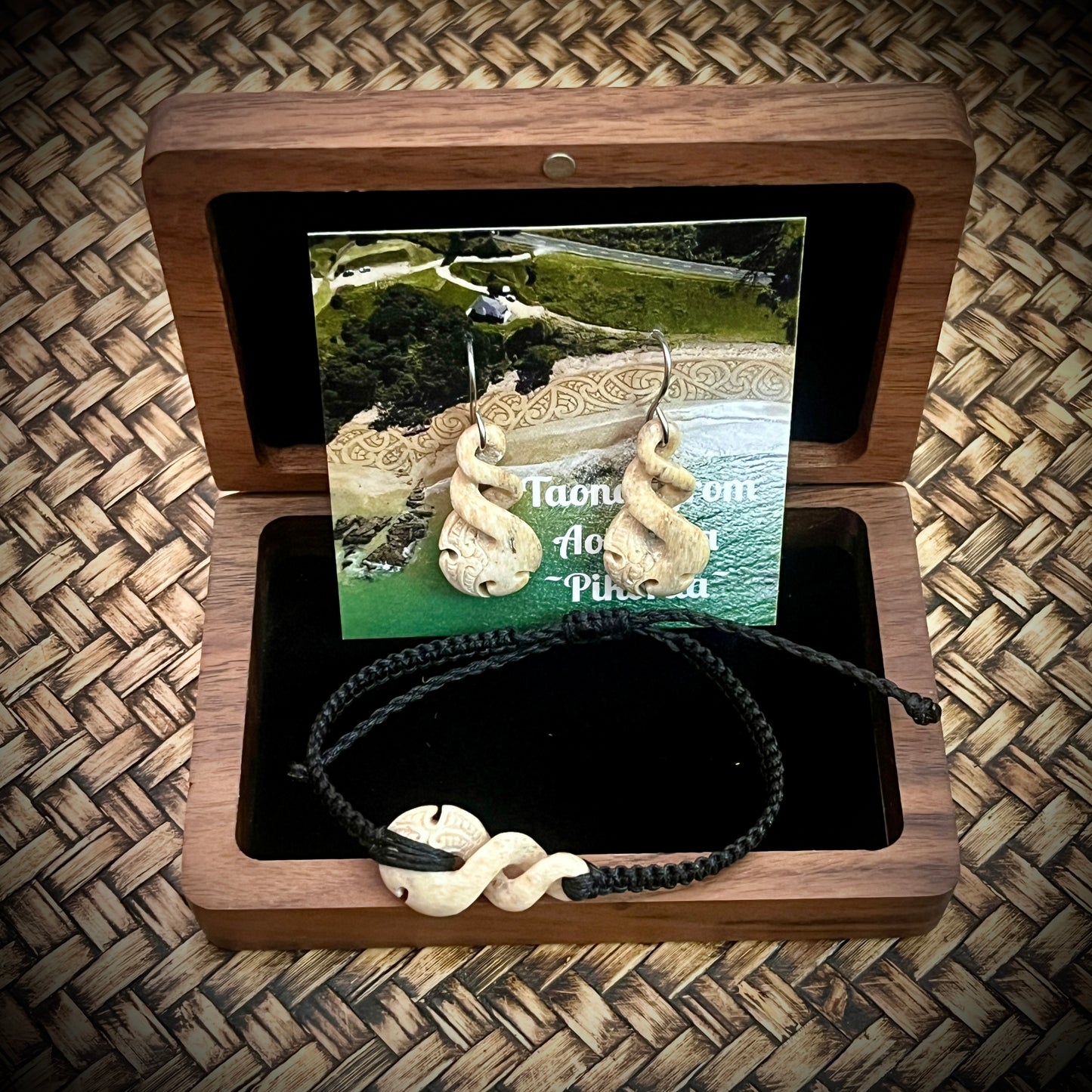 Koiwi Tohorā pikorua side carved Earring and Bracelet koha set,(whale bone)