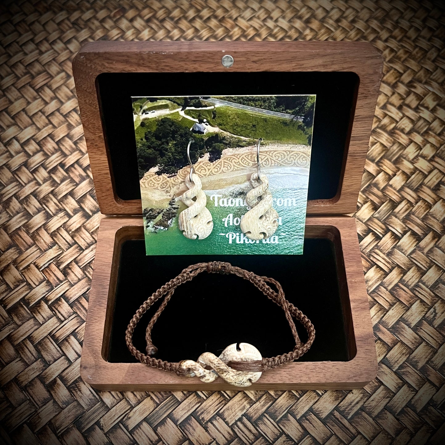 Koiwi Tohorā pikorua side carved Earring and Bracelet koha set,(whale bone)