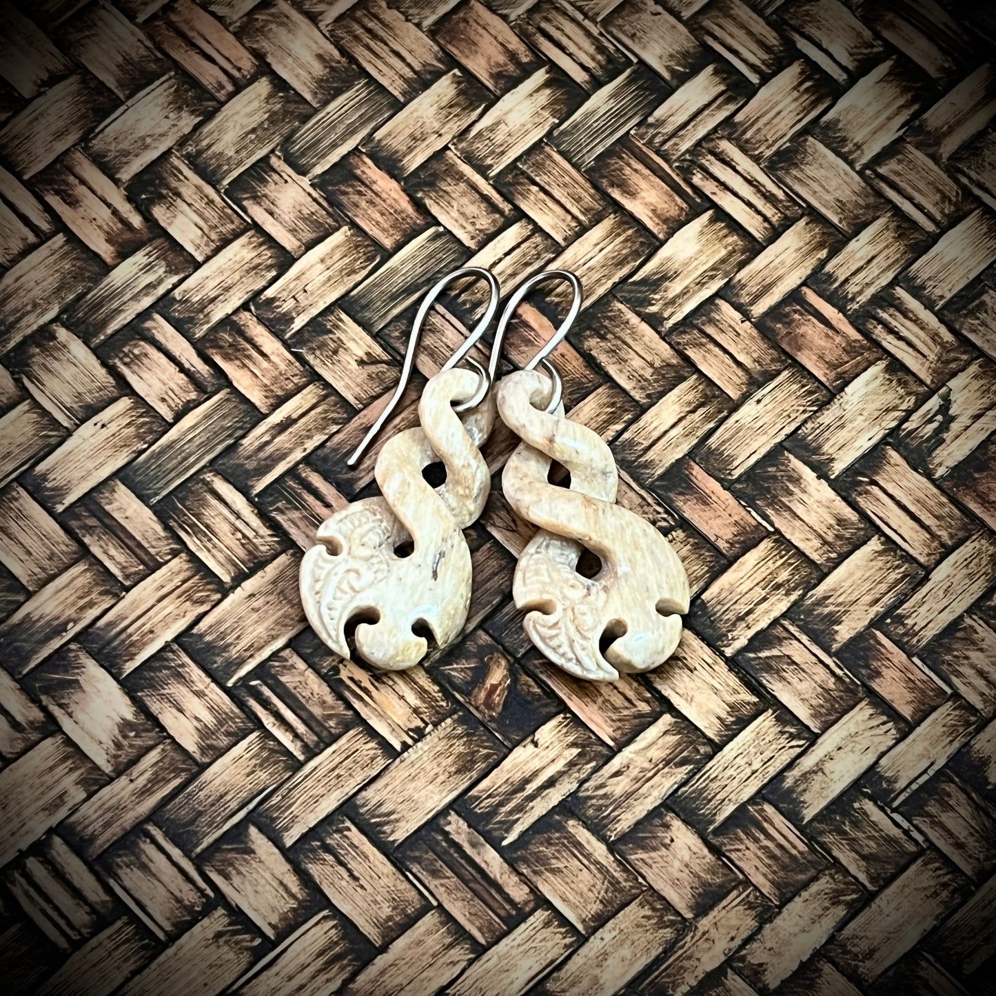 Koiwi Tohorā pikorua side carved Earring and Bracelet koha set,(whale bone)