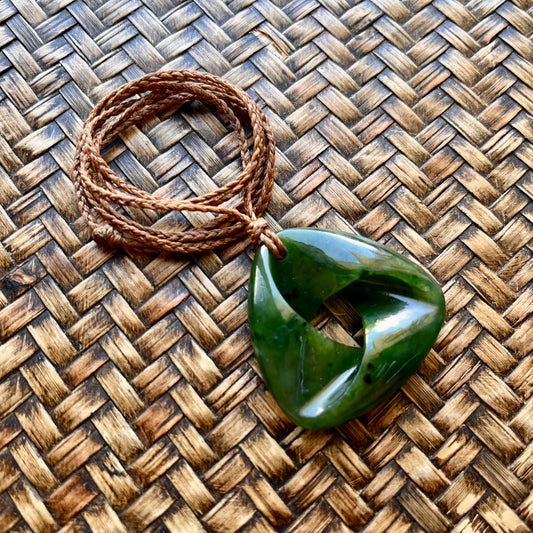 Mobius pounamu