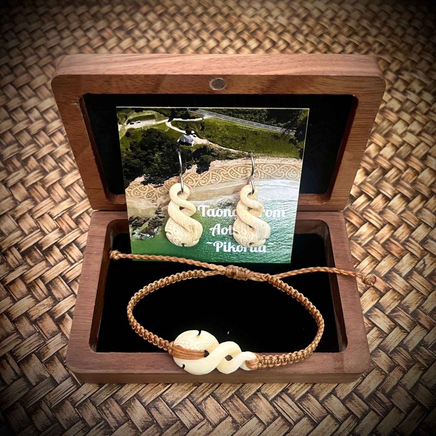 Koiwi Tohorā pikorua side carved Earring and Bracelet koha set,(whale bone)